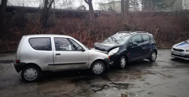 Czołowe zderzenie Fiata i Chevroleta na ulicy Trakcyjnej - 15.03.2017