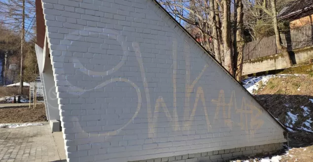Akt wandalizmu na końcowym przystanku pod koleją na Szyndzielnię - 13.03.2023