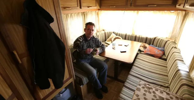 Pan Mieczysław mieszka w przyczepie kempingowej przy DK1