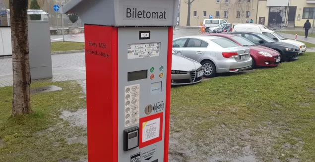 Biletomat solarny na przystanku przy ul. Dmowskiego