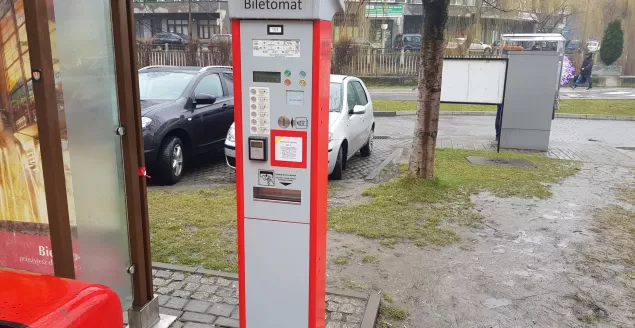 Biletomat solarny na przystanku przy ul. Dmowskiego