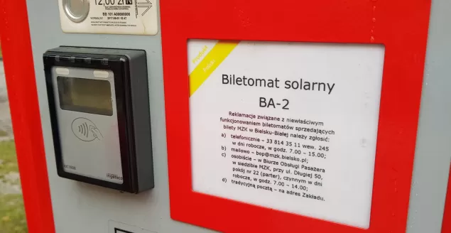 Biletomat solarny na przystanku przy ul. Dmowskiego